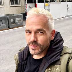 Weil ich mich danach ablenken musste, habe ich mir spontan die Haare blond färben lassen.