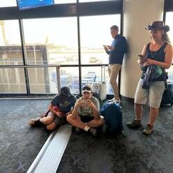 Wir warten aufs Boarden (sind meistens die letzten, die ins Flugzeug dürfen)