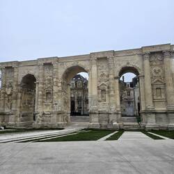 Die Porte de Mars in Reims ist ein römischer Triumphbogen aus dem 3. Jahrhundert und das einzige erh