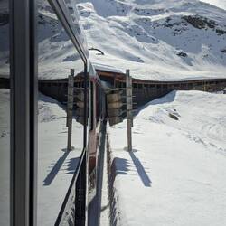Besen zum "Anschlag" von Personen, die sich zu weit aus dem Fenster lehnen