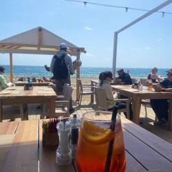 Einkaufen direkt in der Strandbar.
