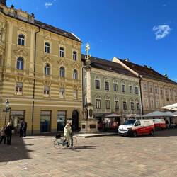 Alter Platz, Häuser gegenüber vom Rathaus