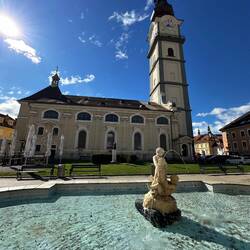 St. Egid hinter dem Putti-Brunnen