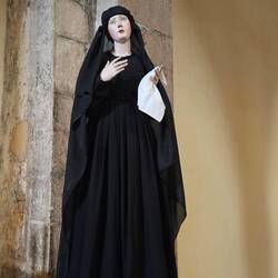 I love a fully dressed statue