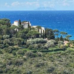 Privatresidenz mit der Insel Monte Christo im Hintergrund