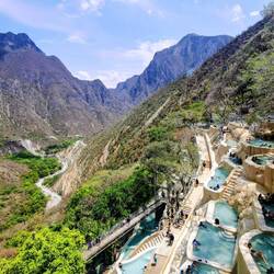 Die Grutas Tolantongo san bekannt für die terrassenförmigen Thermalbecken