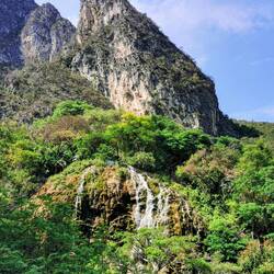 Es gibt aber noch eine Cascada, eine Grotte und einen Tunnel