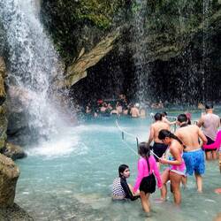 Ein Traum, Wassertemperatur ca 35 Grad. Vui is los, Osterferien hams. Die Grotte