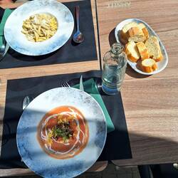 Vorspeise: Makkaroni und Salmorejo = wie Gazpacho mit viel Knofi 😋