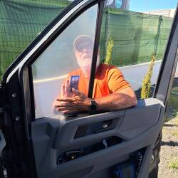 Die Plexiglasscheibe ist zugesägt ...