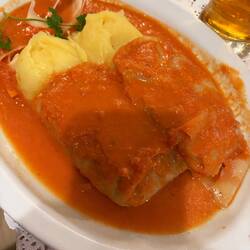 Rollo de col relleno de arroz y carne con salsa de tomate