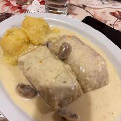 Rollo de col relleno de carne y arroz con salsa champiñones