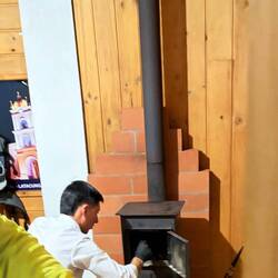 Auf 4000 m wird es nachts so kalt, dass in unserem Zimmer eingeheizt wurde