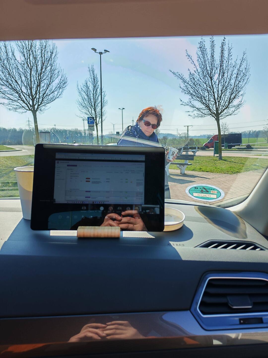 Arbeitsgruppenbesprechung unterwegs.