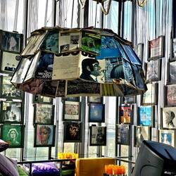 Lampe aus Schallplatten in der DJ Ecke