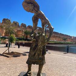 Symbol für die Wasserträger , die einst die Menschen mit Wasser versorgten