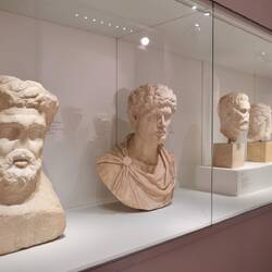 Im Raum nebenan gibt's ein paar Köpfe, aber die passen nicht 🤷‍♀️