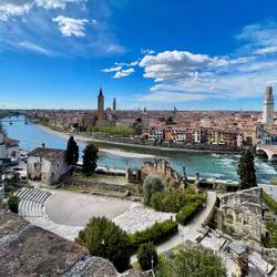 Das Theater mit Blick auf den Fluss