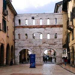 Auf dem Rückweg durch die Porta Borsari