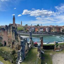 Teile des Theaters mit Blick auf die Etsch