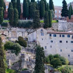 Blick auf das archäologische Gelände mit dem darüber liegenden Castello San Pietro
