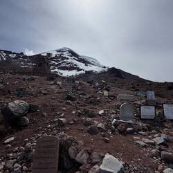 Gedenktafeln für die Opfer des Berges
