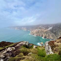 Eigentlich sehr hohe Klippen - wenn man die Gipfel denn sehen würde
