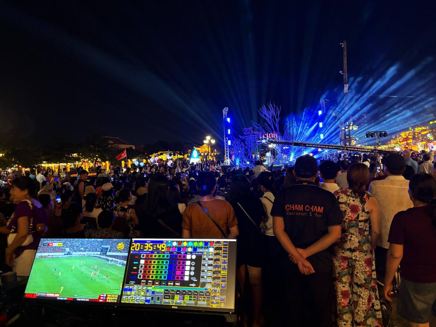 Zu beachten unten links.... der Tontechniker schaut Fußball