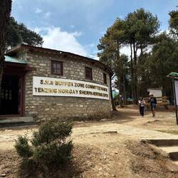 Tenzing Norgay Sherpa (Everest Erstbesteiger) ist Volksheld: das Museum natürlich nach ihm benannt