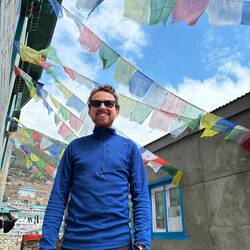 Auch vorm Hotel überall bunte Gebetsfahnen