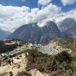 Der Blick auf Namche von oben im Abstieg