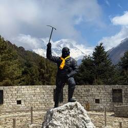 Tenzing Norgay Sherpa vor den höchsten Bergen der Welt