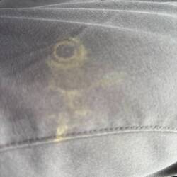 Das sieht auch aus wie Rock Art, ist aber nur lustig geformter Staub auf meiner Hose 🤪