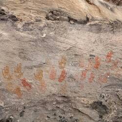 Pictographs (anders als Petroglyphen gemalt und nicht gekratzt)