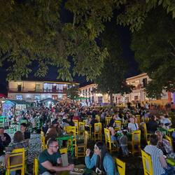 Der Parque Principal ist abends voller Menschen