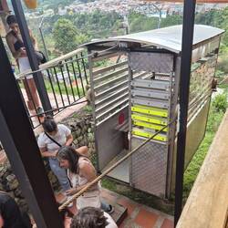 Ein Lastenkäfig für maximal 6 Leute