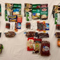 Am Abend habe ich Essen für insgesamt 19 Tage sortiert und eingepackt.