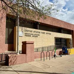 Im Postbüro habe ich zwei Kartonschachteln gekauft.