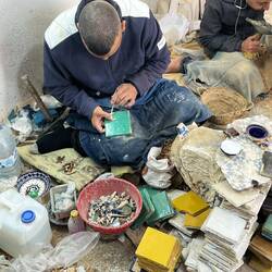 Mosaik wird vorgezeichnet, dann gehämmert