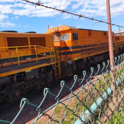 Leerer Eisenerz-Zug in Whyalla...