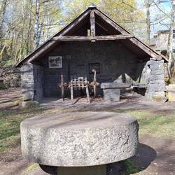 Steinmetzhütte, Mühlsteine überall