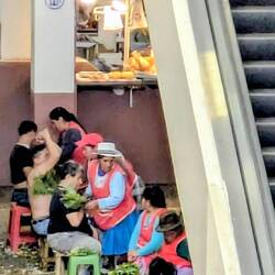 Böse Geister werden vertrieben - unter der Rolltreppe