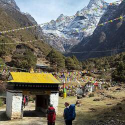 Bunte Fahnen, hohe Berge und für die nächsten Tage mehr Nepali als Touristen