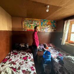 Die Zimmer werden rustikaler, die Decken dicker