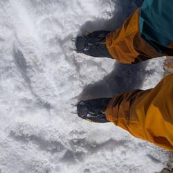 Jetzt wird es technisch - Steigeisen angelegt - und zwei Tage praktisch nicht mehr ausgezogen