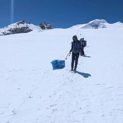 Jetzt erklären sich auch die "Schlittenspuren" neben der Aufstiegsspur - die Porters nutzen den Hang