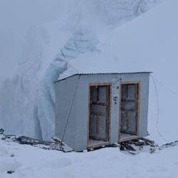 Die Toiletten am Abhang