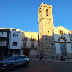 Nach der Tapas-Mahlzeit auf dem zentralen Platz vor der Kirche