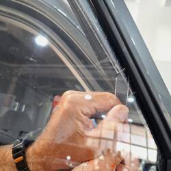 Aber vorher: die Plexiglasscheibe muss vorsichtig entfernt werden, brauchen wir noch 😇