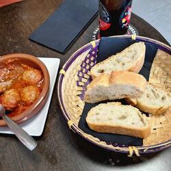 Albóndigas in würziger Tomatensoße, typische Tapas